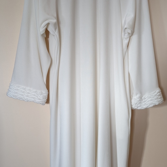 Kelly, Vintage, House white velvet coat, textured cuffs and collar, size Large. - Picture 15 of 16